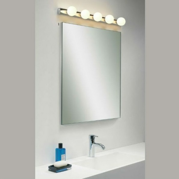 eclairage-salle-de-bain-ampoules-autour-le-miroir-applique-murale-salle-de-bain