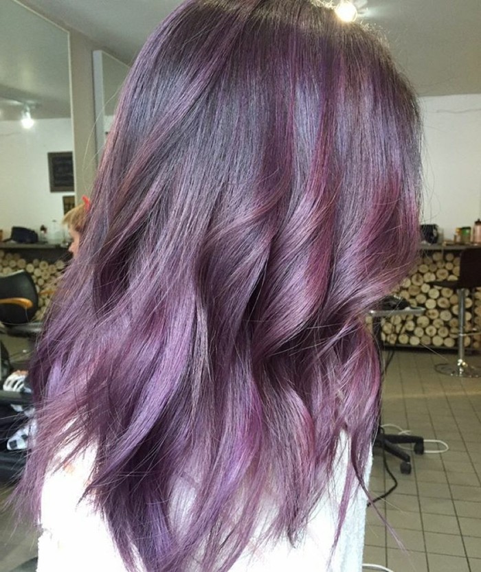 formidable-balayage-sur-cheveux-chatain-stylé-couleur-violet