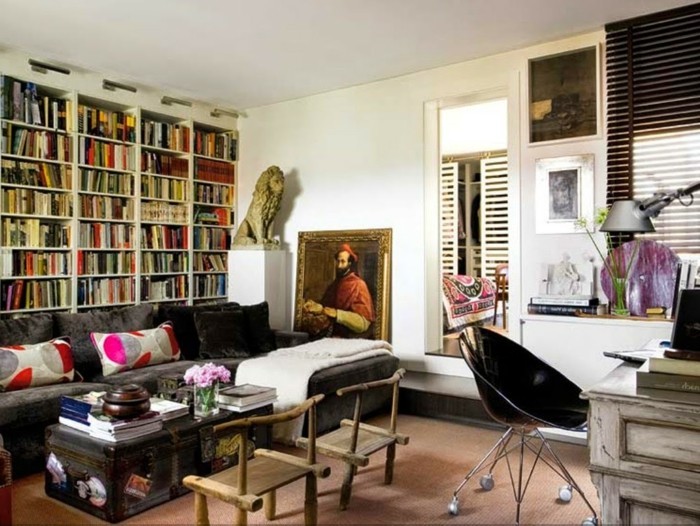 magnnifique-idée-déco-petit-salon-artistique-espace-optimisé-meubles-vintage-grande-bibliothèque-pour-les-amateurs-des-livres