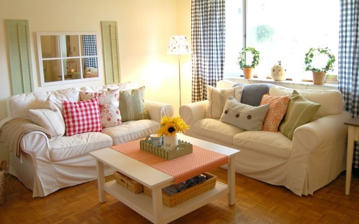 idée-déco-petit-salon-décor-sympa-et-romantique-tables-basse-avec-espace-de-rangement-coussins-colorés-sofas-blancs