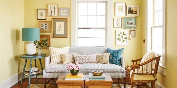 idée-déco-petit-salon-meubles-en-bois-ambiance-accueillante-riche-déco-murale-fleurs-petit-salon-lumineux