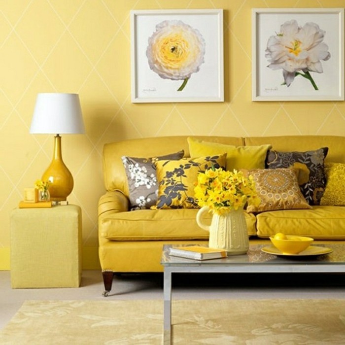 idée-déco-petit-salon-sofa-murs-jaunes-déco-salon-à-motifs-floraux-éléments-floraux-présents-partout