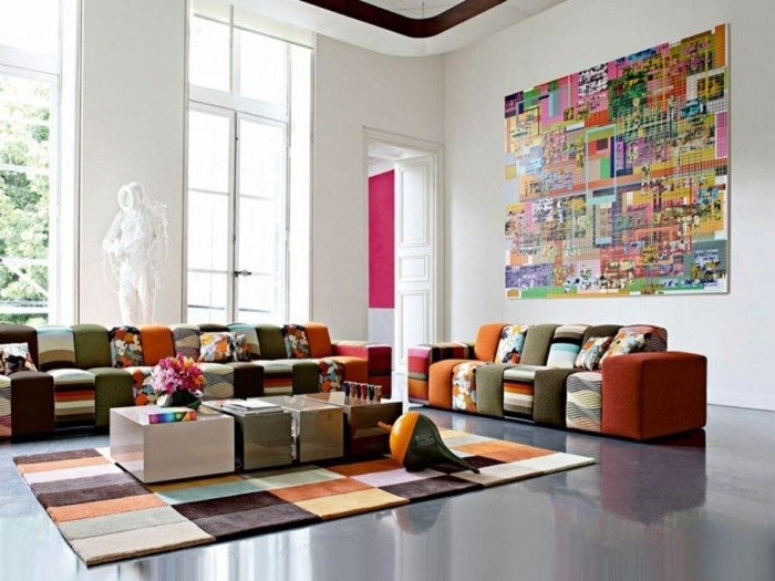 idée-déco-petit-salon-très-artistiques-idée-originale-déco-petit-salon-canapé-tapis-multicolores-ambiance-gaie-et-artistique