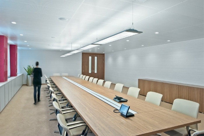 instalation-led-faux-plafond-led-lumineux-bureau-en-bois-naturel-chaises-beiges