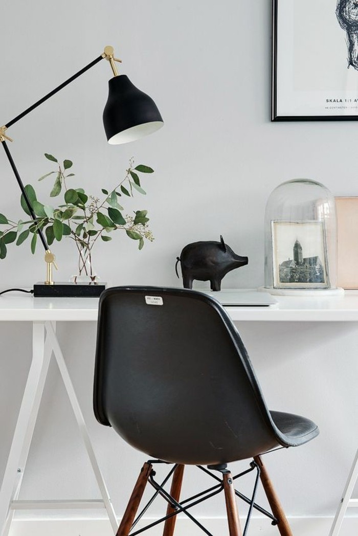 intérieur-minimaliste-coin-be-travail-avec-bureau-chaise-noire-lampe-de-bureau-noire
