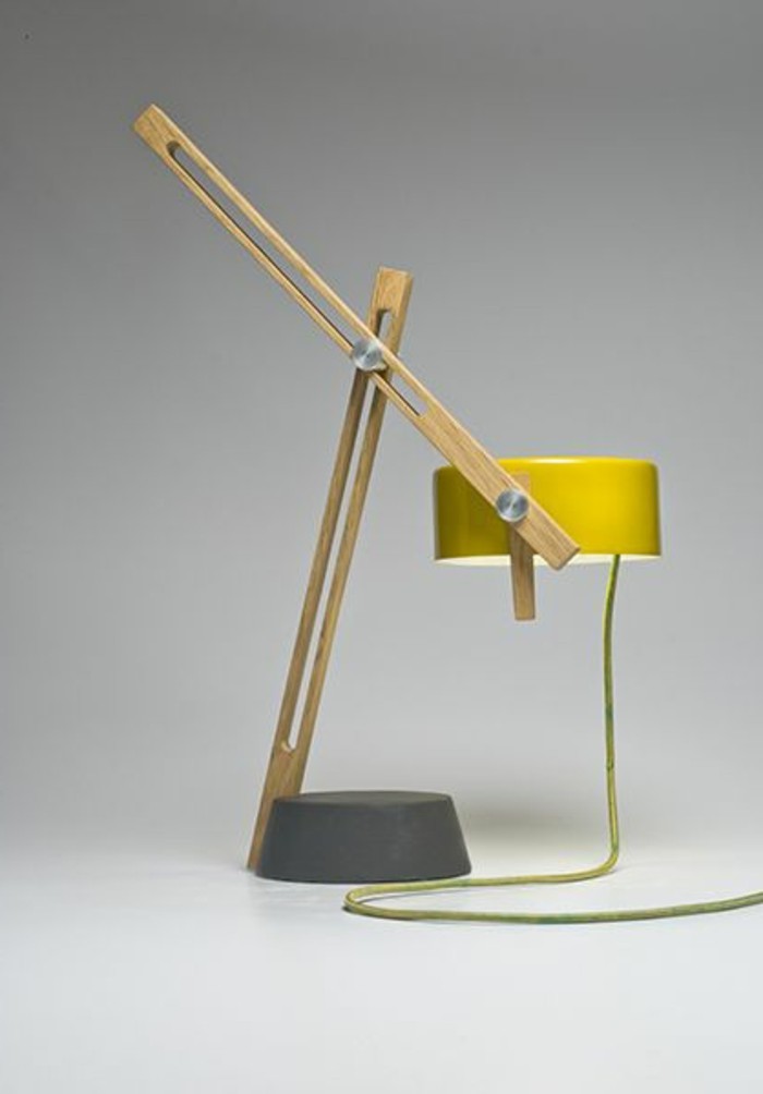 lampe-de-bureau-articulée-en-bois-clair-couleur-jaune-lampe-de-bureau-design