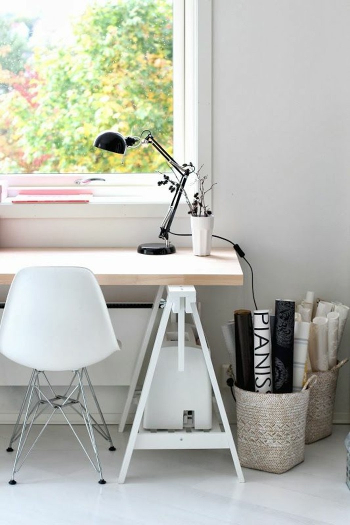 lampe-de-bureau-articulée-noire-en-metal-noir-chaise-blanche-en-plastique