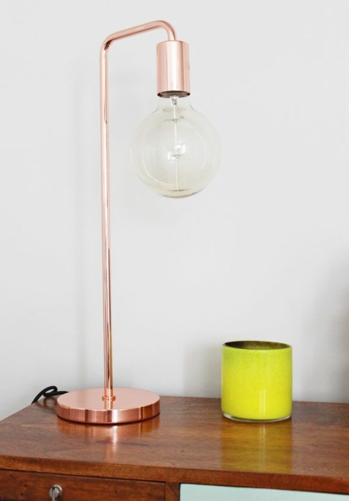 lampe-de-bureau-en-métal-rose-bureau-en-bois-naturel-comment-éclairer-le-bureau