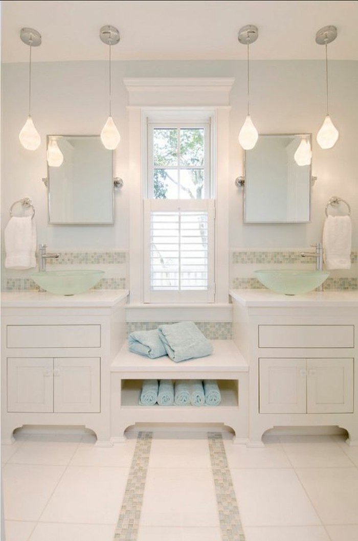 luminaire-pour-salle-de-bain-carrelage-beige-clair-meubles-en-blanc-lampes-design