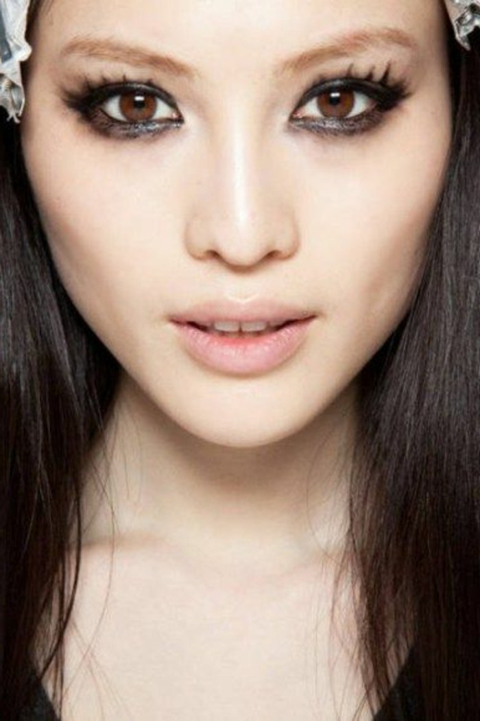 maqillage-yeux-bridés-levres-roses-visage-pale-maquillage-yeux-asiatiques
