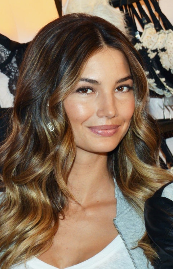 meches-caramel-balayage-chatain-clair-femme-celebre