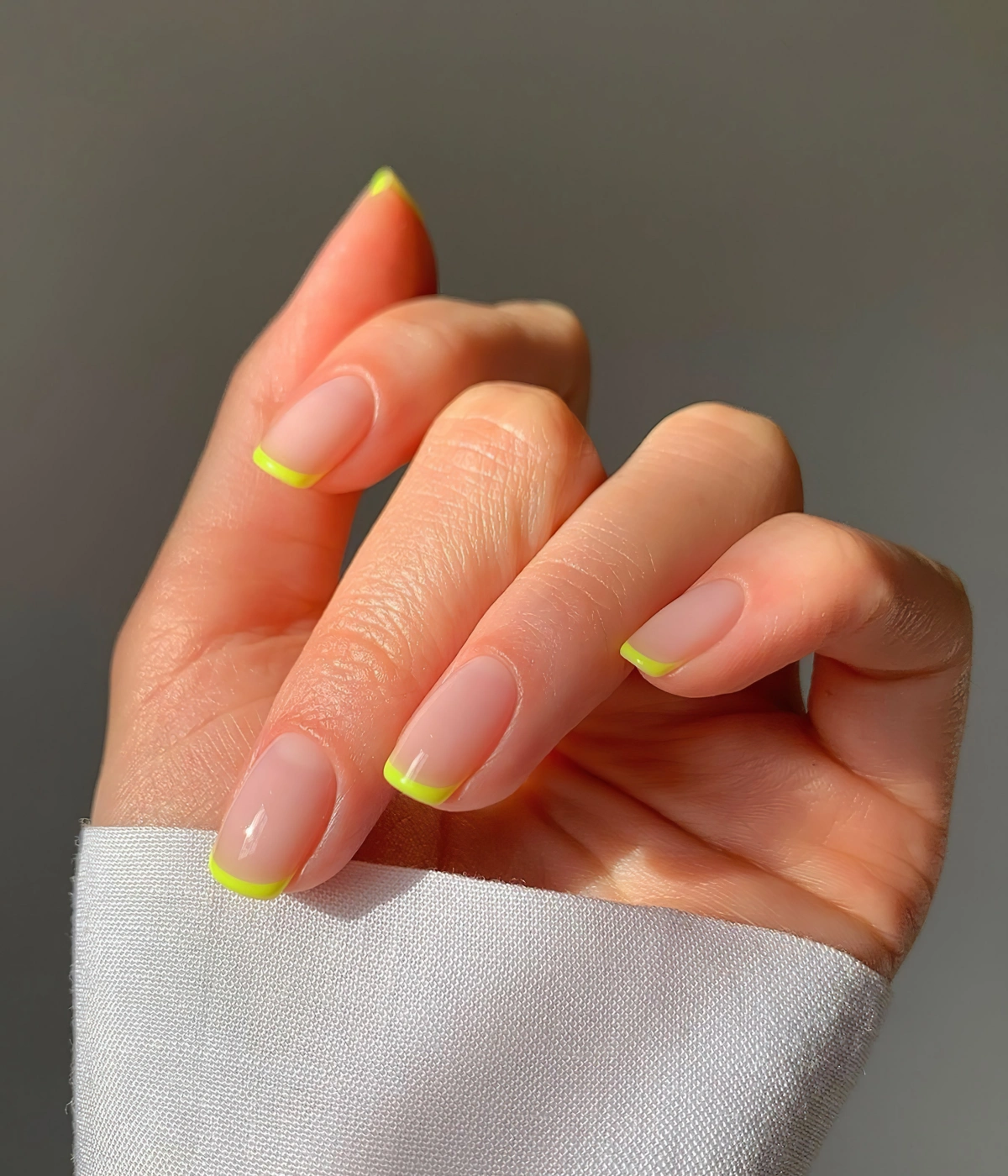 micro nails french pointes fines jaune neon vernis manucure minimaliste