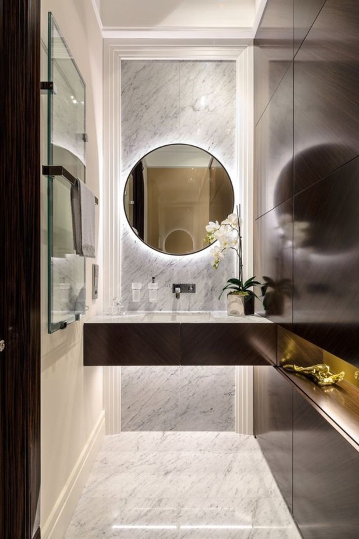 miroir-de-salle-de-bain-avec-éclairage-en-forme-ronde-salle-de-bain-en-marbre