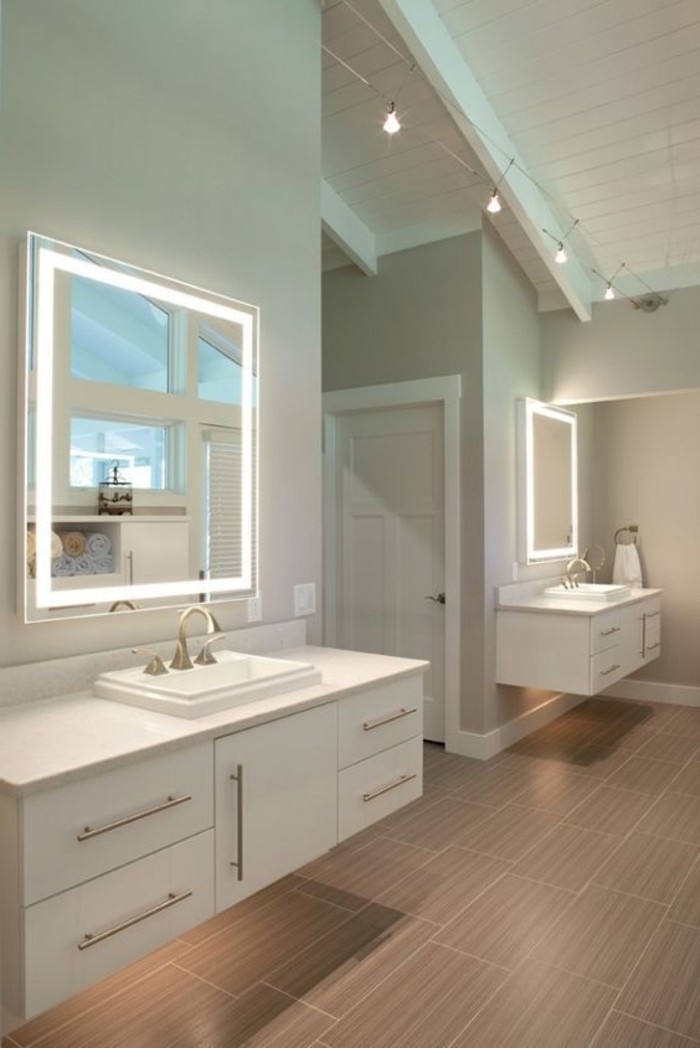miroir-rectangulaire-avec-bandeau-lumineux-miroir-salle-de-bain-carrelage-beige-glace-salle-de-bain