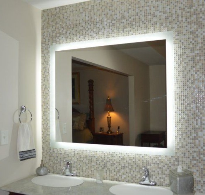 miroir-éclairant-salle-de-bain-design-pas-cher-mur-en-mosaique-miroir-120x60