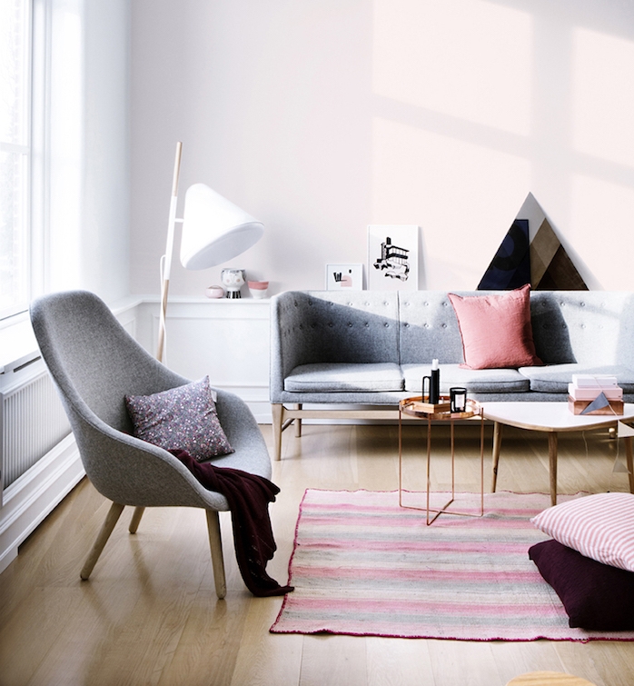 salon peinture gris perle sur un mur de fond, canapé et fauteuil gris, table basse bois et cuivre, parquet clair, lampe scandinave design