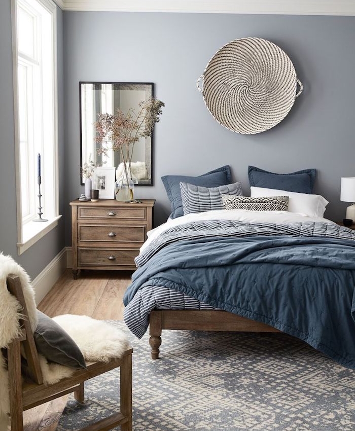 chambre à coucher décorée de peinture grise, linge de lit gris, blanc et bleu, deco murale orientale, meubles en bois marron