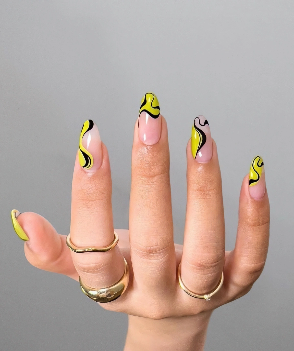 motifs geometriques ongles longs vernis jaune neon lignes noir courbes