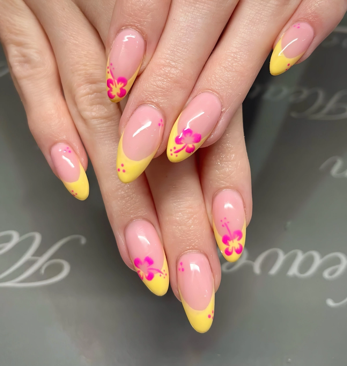 nail art facile ete pointes jaunes dessin fleur ongles roses base rose
