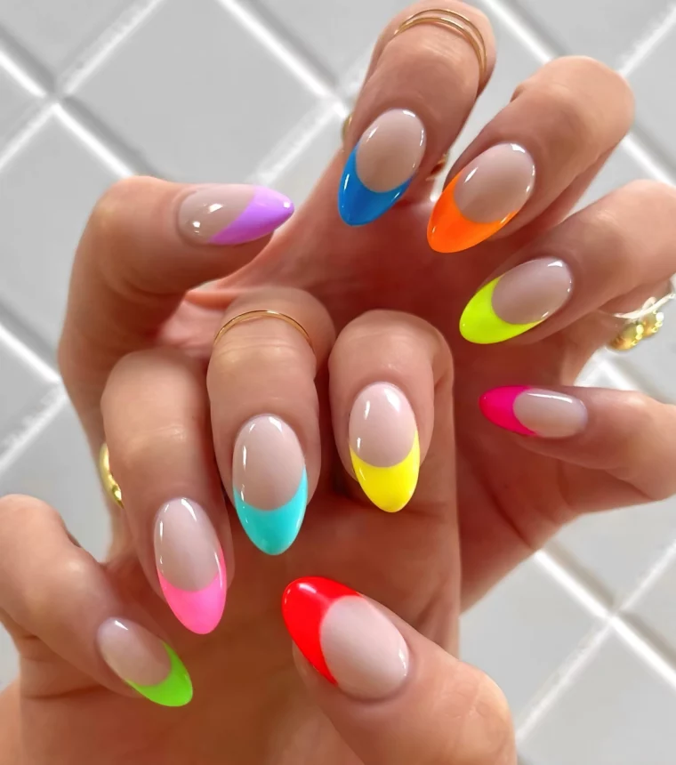 ongles arc en ciel manucure french en couleur multicolore base milky