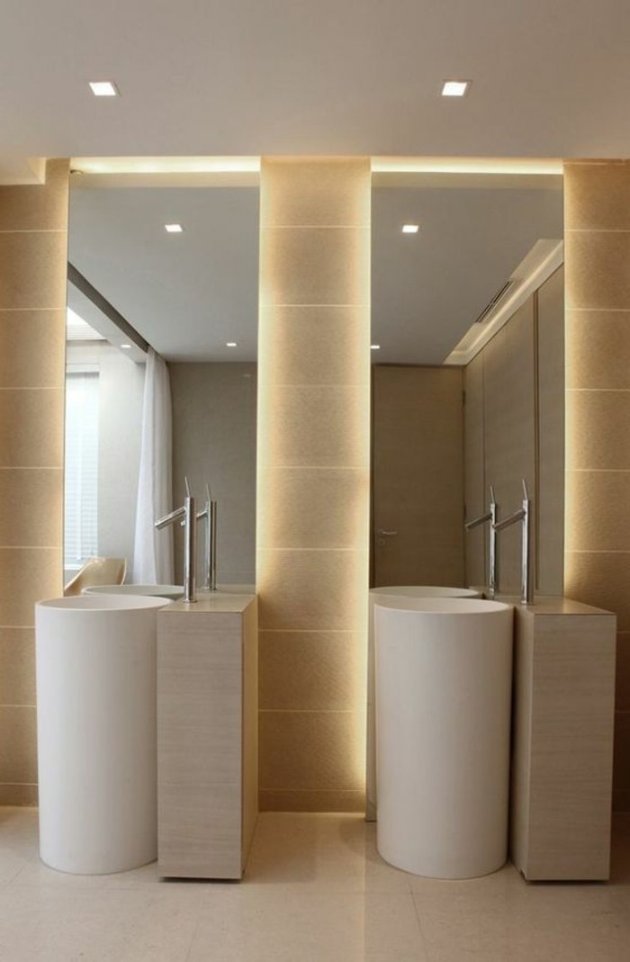 salle-de-bain-carrelage-beige-miroir-rectangulaire-eclairage-led-salle-de-bain-beige