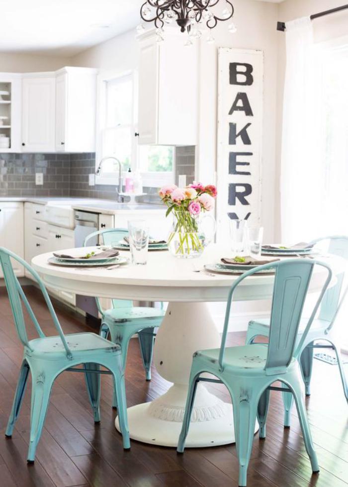 salle-à-manger-style-industriel-chaises-tolix-bleues-table-blanche-ronde