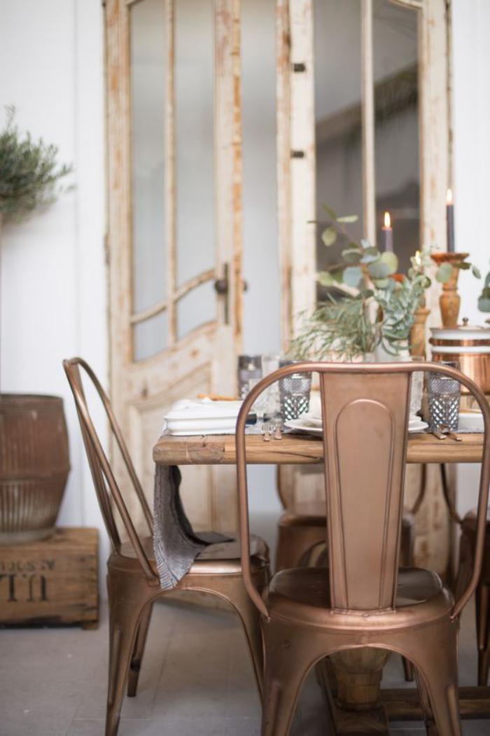 salle-à-manger-style-industriel-chaises-tolix-couleur-cuivre
