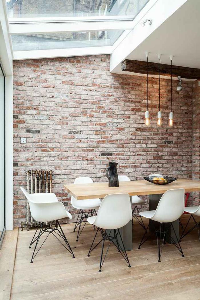 salle-à-manger-style-industriel-mur-en-briques-et-chaises-scandinaves