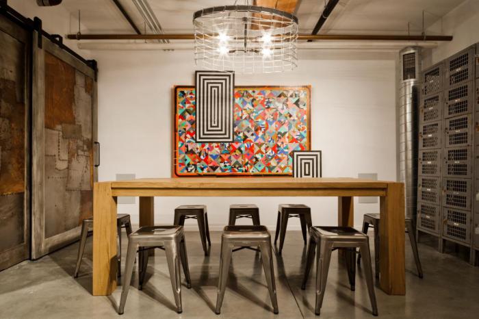 salle-à-manger-style-industriel-table-en-bois-solide-tabourets-style-industriel