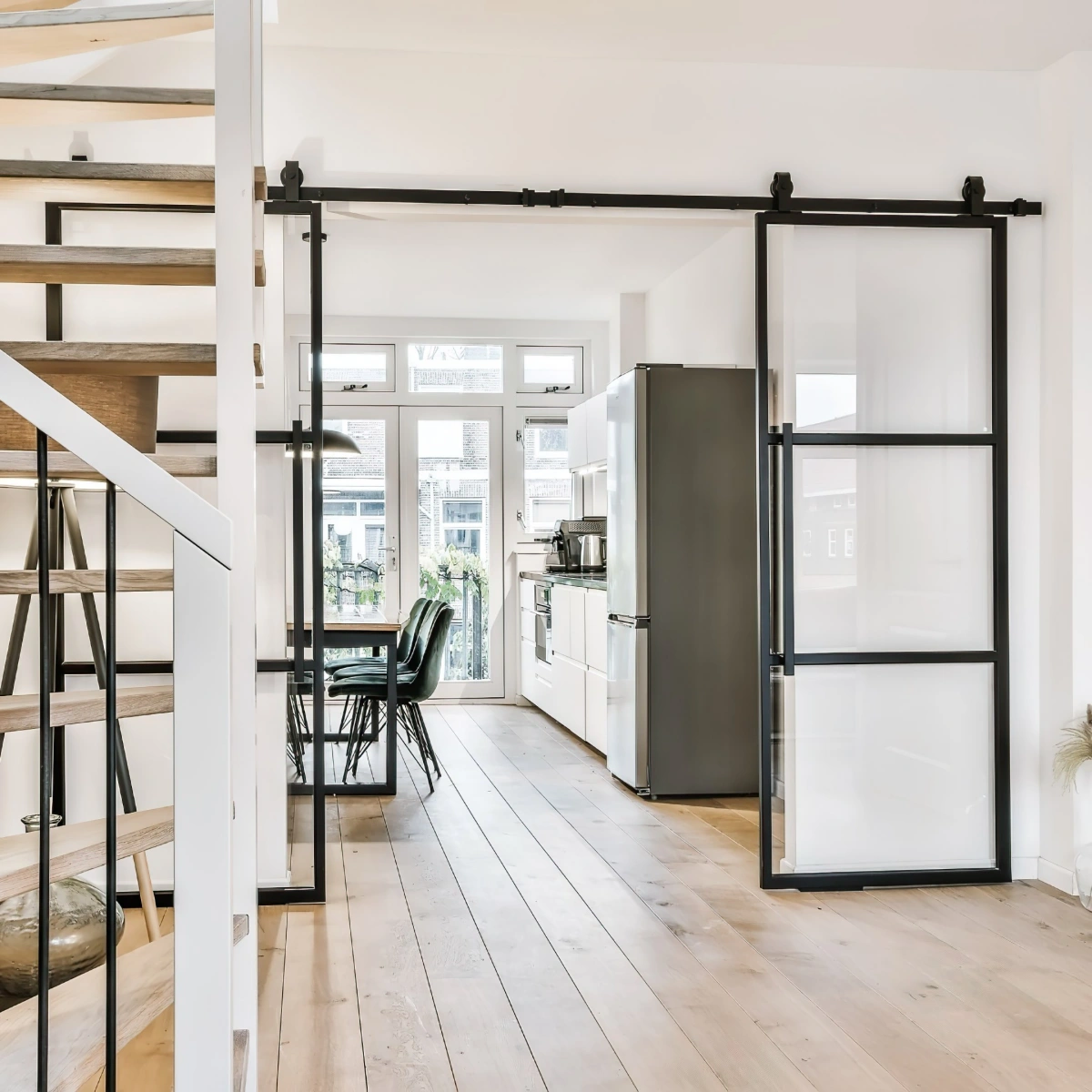 verriere interieur salon cuisine blanche plancher bois escalier moderne