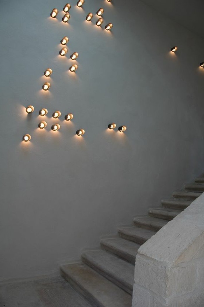 0-idee-d-eclairage-pres-d-escalier-dans-le-couloir-mur-en-beton-ciré-gris