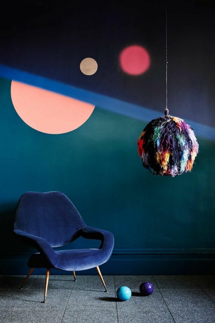0-luminaire-design-coloré-chaise-en-bleu-foncé-murs-colorés-idee-tendance-interieur