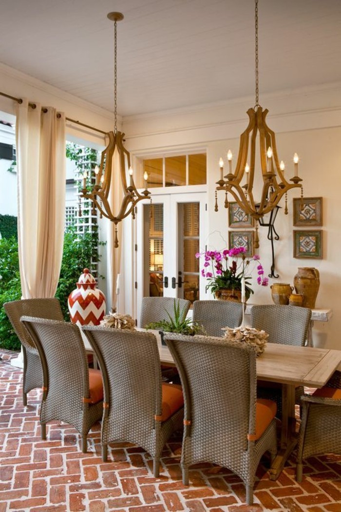 0-lustres-romantique-idee-deco-interieur-chaises-en-rotin-beige-table-en-bois-naturel