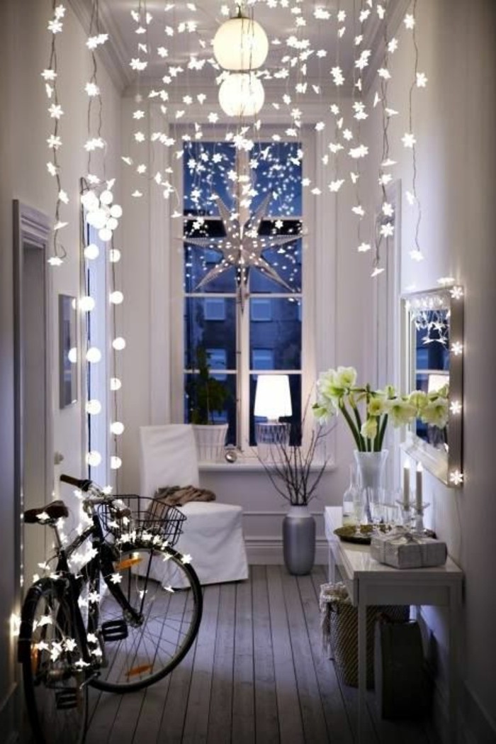 0-éclairage-romantique-pour-un-couloir-chic-moderne-en-bois-decoration-en-guirlande-lumineuse