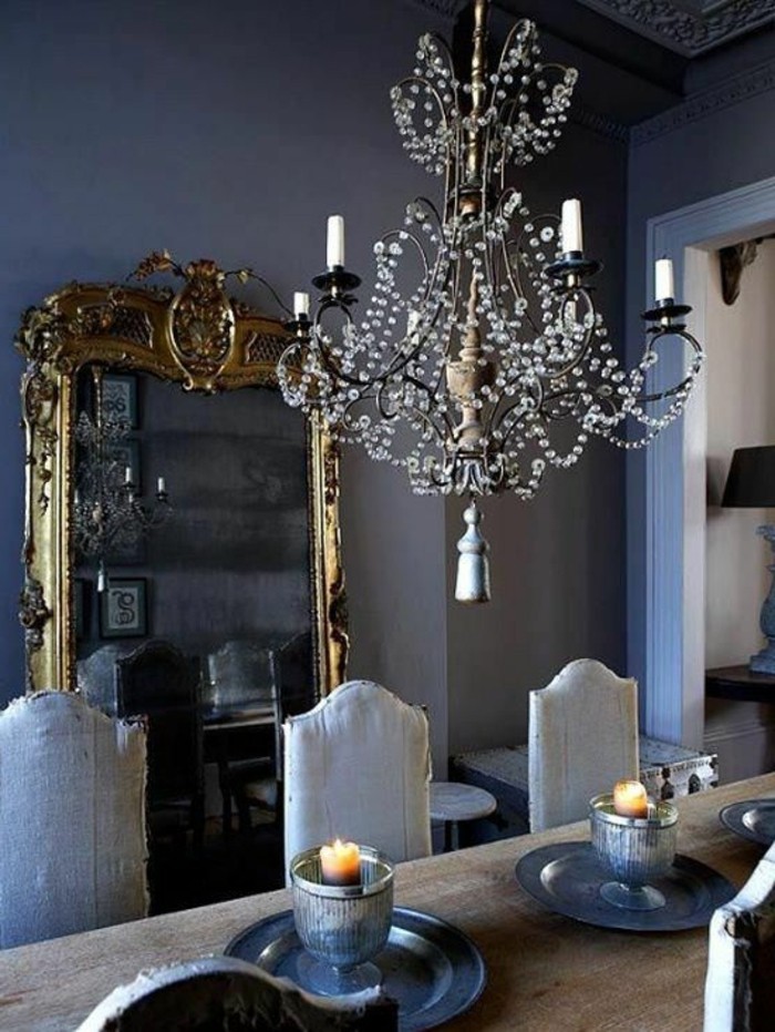 00-idee-éclairage-romantique-pour-la-salle-de-séjour-table-en-bois-brut-chaise-grise