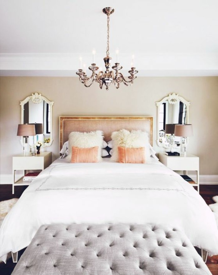 00-magnifique-chambre-a-coucher-lustre-romantique-murs-beiges-coussins-rose-pale-lampe-de-chevet-romantique
