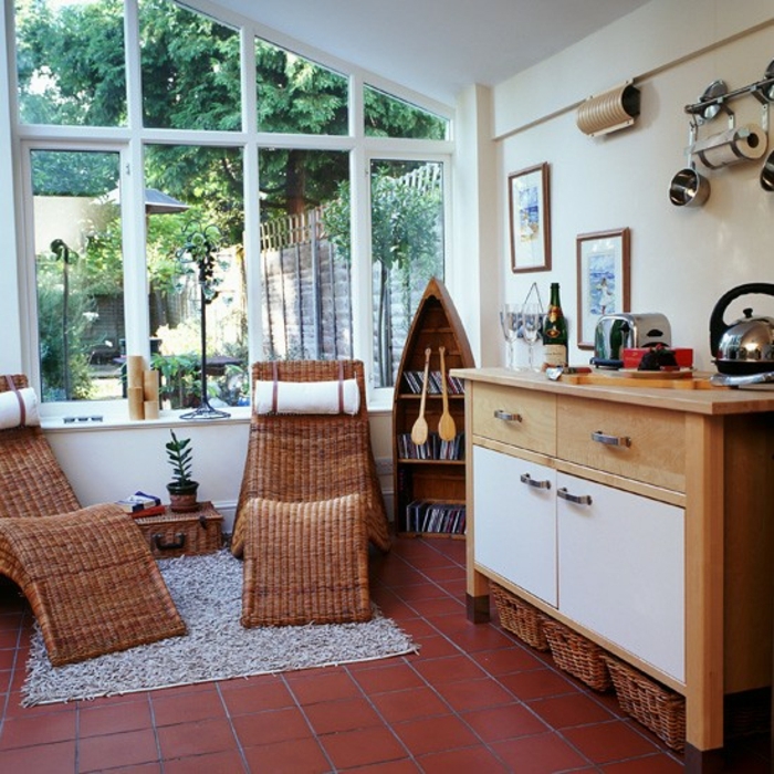 deco-veranda-très-intéressant-deux-chaises-longues-en-rotin-meubles-en-bois-le-lieu-idéal-pour-passer-une-soirée-avec-des-amis
