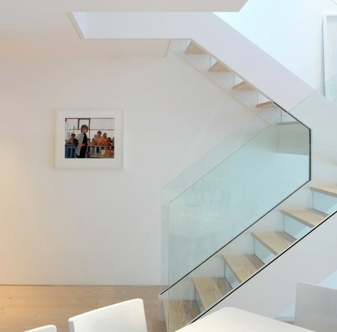 escalier-moderne-marches-pvc-rambarde-escalier-en-verre-lignes-épurées