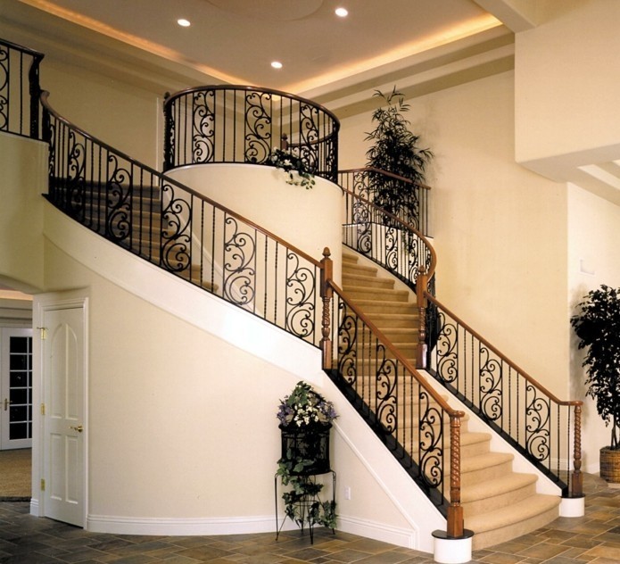 escalier-moderne-pour-une-maison-spacieuse-jolie-idée-tapis-escalier-balustrade-design-estétique-en-noir