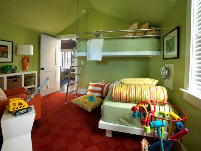 idee-peinture-chambre-enfant-en-vert-tapis-et-fauteuils-rouges-qui-créent-un-joli-contraste
