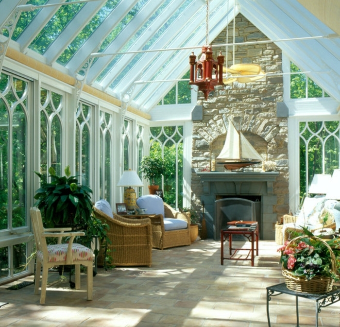jolie-verrière-extérieure-veranda-très-lumineuse-aménagement-esthétique-idee-sol-veranda-en-carrelage