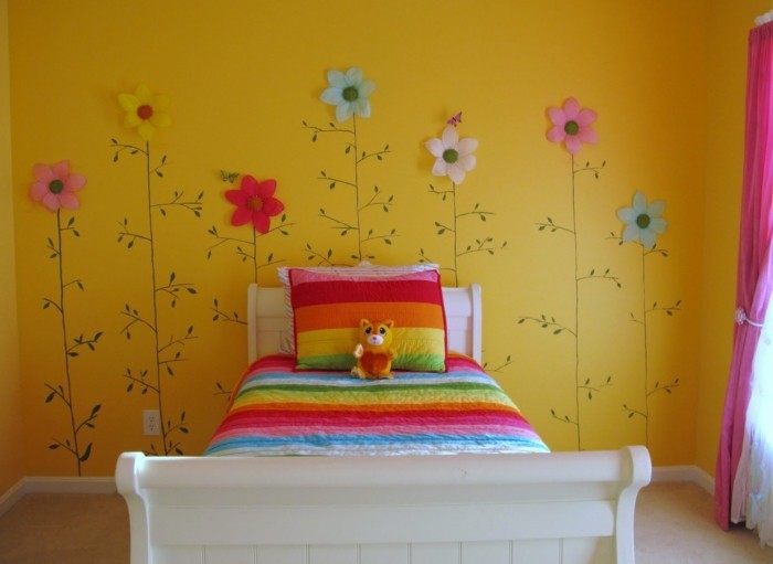 magnifique-idee-peinture-chambre-enfant-en-jaune-déco-murale-à-fleurs-couverture-de-lit-multicolore