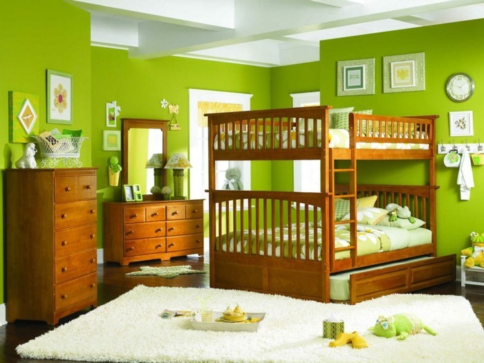 peinture-chambre-enfant-verte-lit-superposés-en-bois-commode-et-coiffeuse-en-bois-ambiance-zen-naturelle