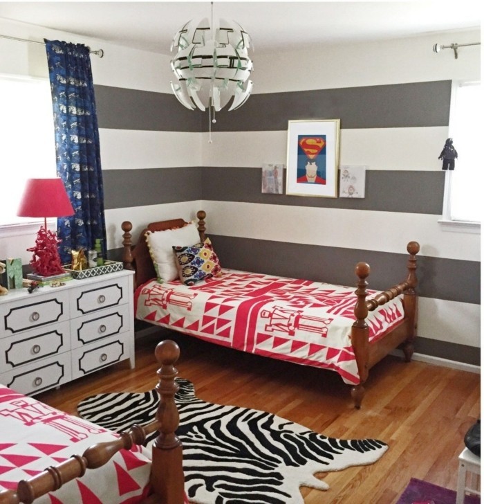 peinture-chambre-enfant-à-rayures-grises-et-blanches-lits-en-bois-tapis-zèbre-formidable-commode-et-belle-déco-murale