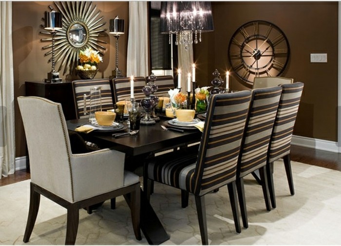 peinture-salle-à-manger-marron-table-en-bois-décorée-de-manière-très-esthétique-chaises-en-bois-à-tapisserie-très-jolie-lustre-somptueux-horloge-design-moderne