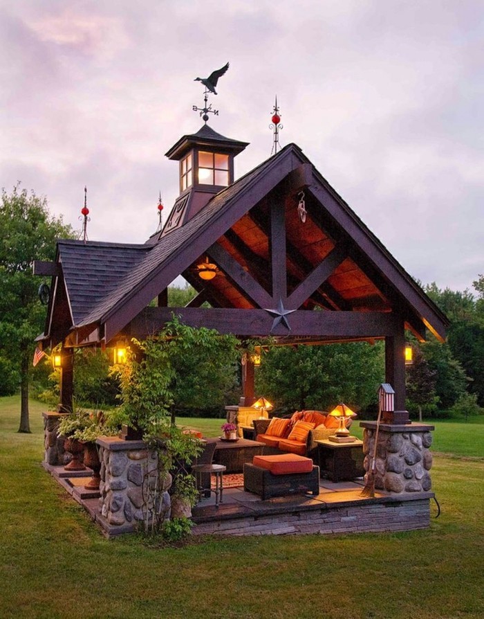pergola-en-bois-qui-imite-la-toiture-d-une-maison-un-véritable-oasis-meubles-et-lumières-qui-créent-une-ambaince-cosy