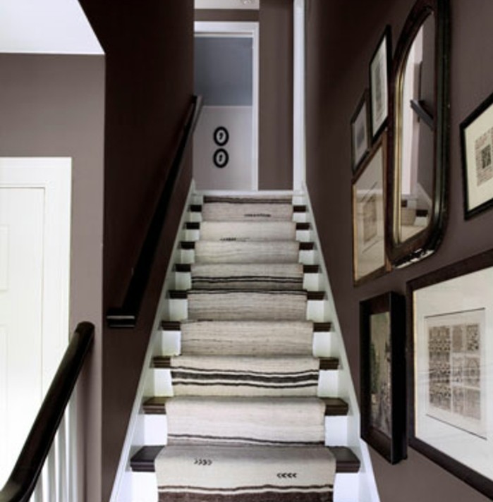 idee-deco-escalier-style-rustique-vieux-tapis-turc-peinture-mur-en-gris-foncé-ddeco-murale-esthétique