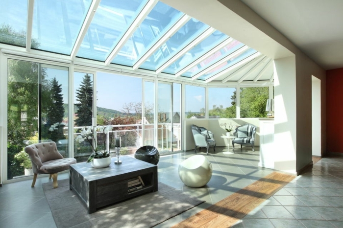veranda-ouverte-sur-la-terrasse-aménagement-simple-et-esthétique