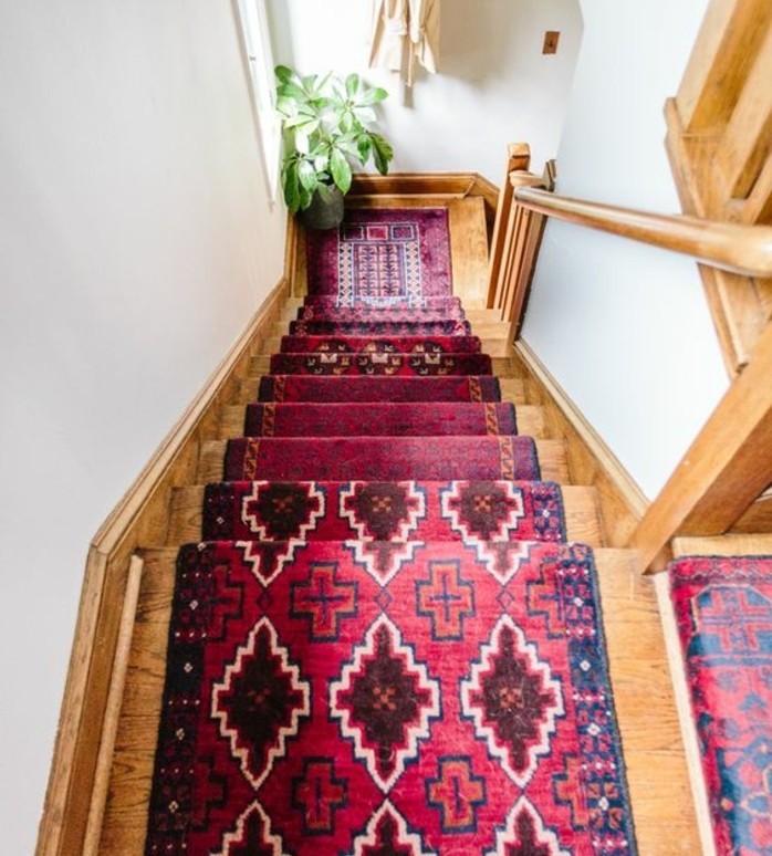 deco-escalier-au-goût-oriental-habillage-escalier-avec-un-tapis-oriental
