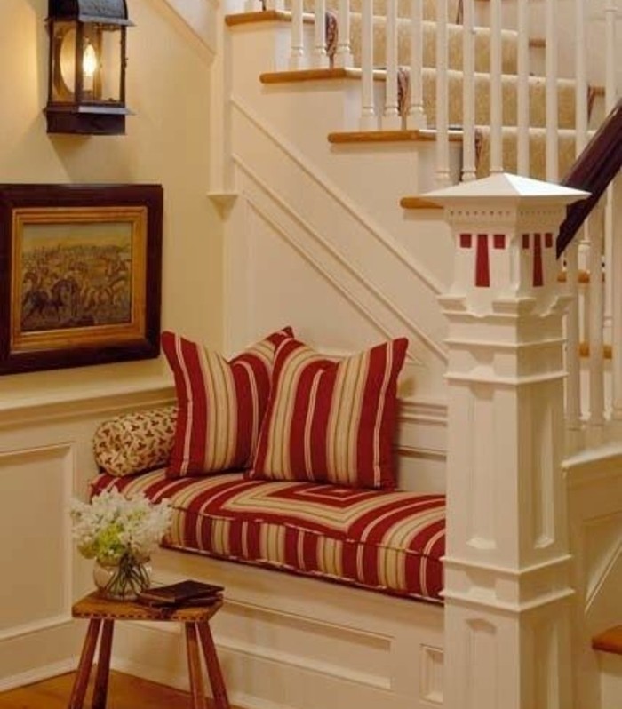 idee-deco-escalier-espace-de-détente-près-de-l-escalier-un-joli-coin-de-repos-idée-géniale